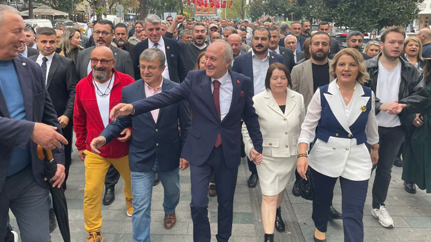 CHP'lilerden, İzmit'te yeni il başkanıyla yürüyüş
