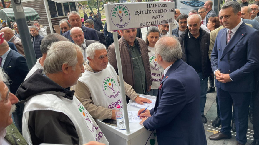 Slogan attırdı! CHP’li Erdem Arcan’dan DEM Parti standına imza