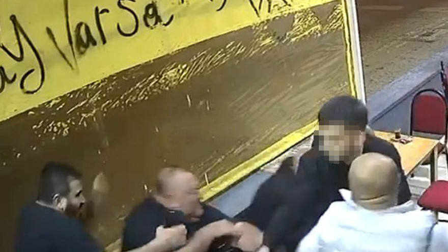 İzmit’te çay ocağında otururken silahlı saldırıya uğradı: O anlar kamerada