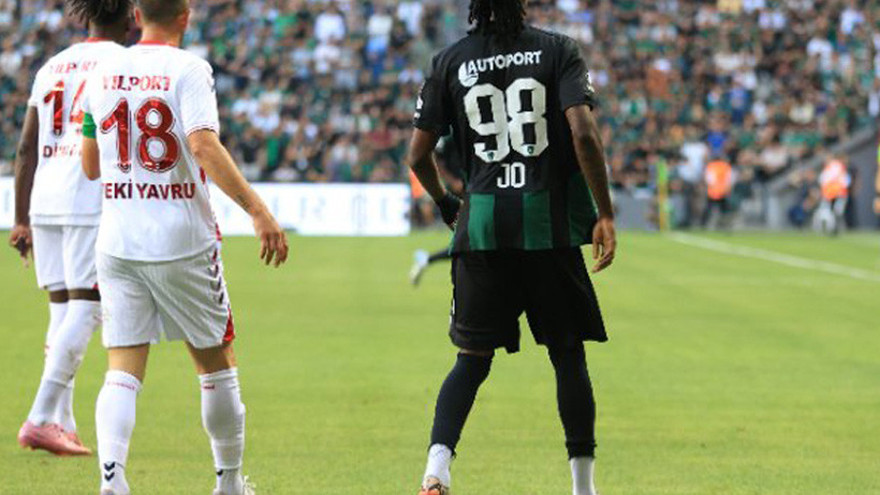 Sahadaki kayıp adam: Jo eleştirilerin odak noktası oldu!