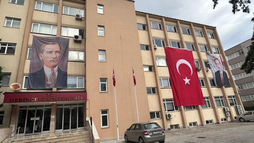Derince'de Atatürk posteri krizi! CHP İlçe Başkanı tepki gösterince yeri değişti