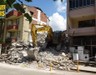 Kocaeli'de metruk yapının yıkımı sırasında bitişikteki 3 bina hasar gördü!